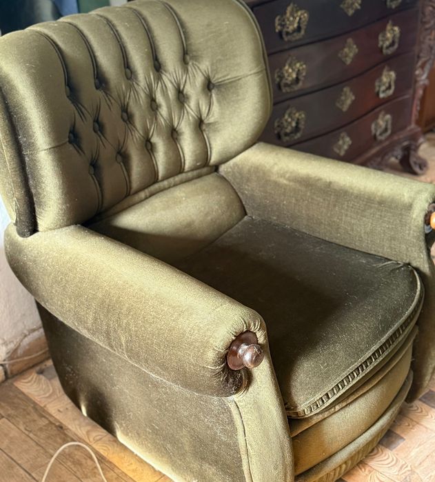 Sofá cama três lugares veludo e duas poltronas