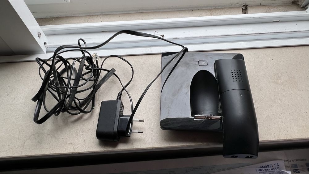 Dois telefones antigos da marca AEG
