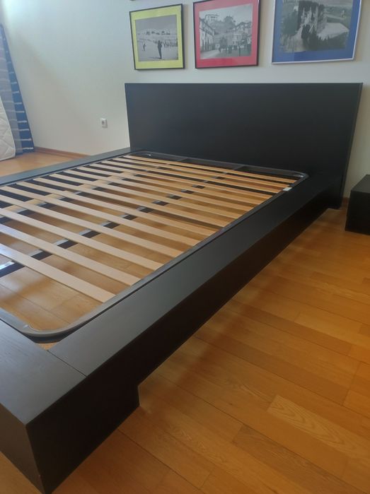Cama, cómoda e cabeceira.