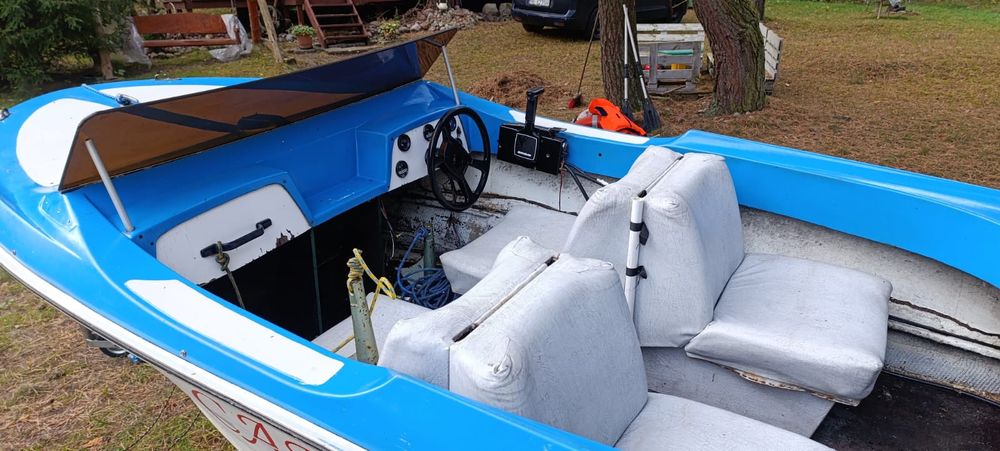 Łódź motorowa z silnikiem