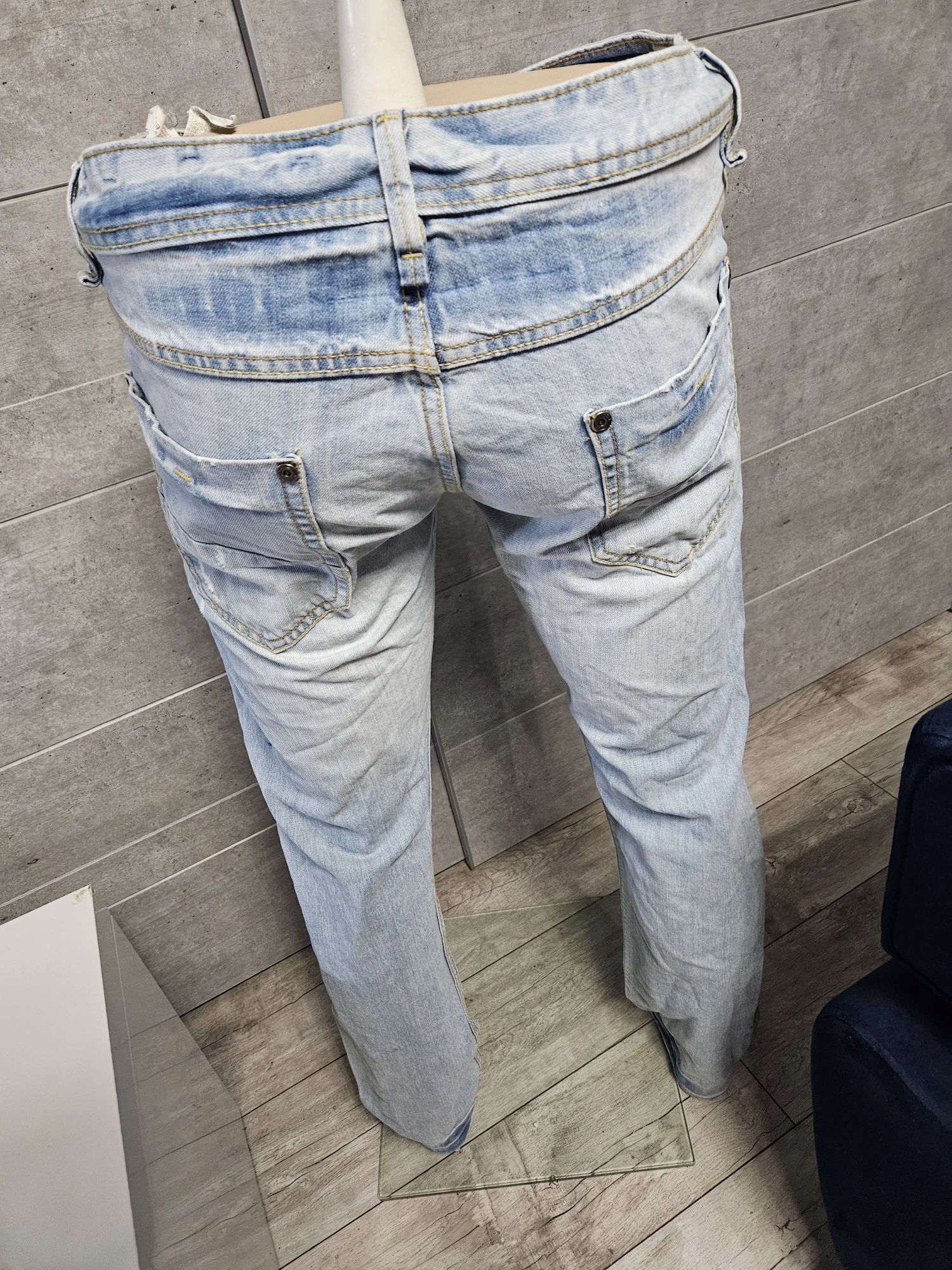 Spodnie meskie jeansowe Bershka z rozdarciami rozm 40