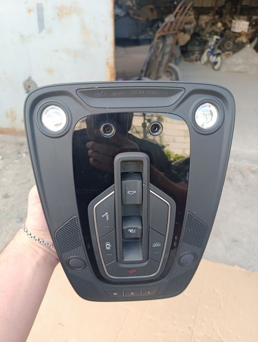 Плафон салона Audi Q7 2015-2020г черный. Оригинал