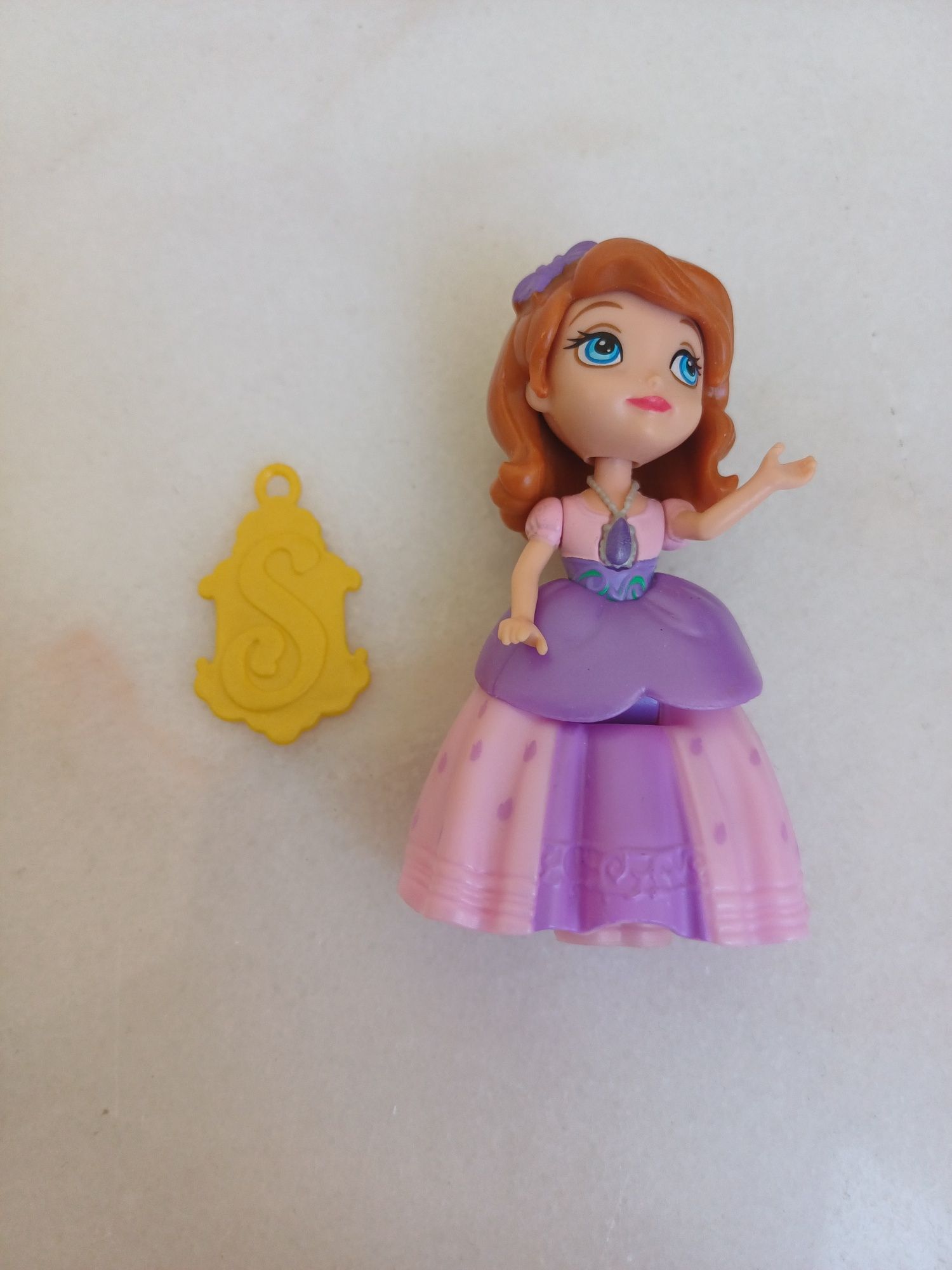Boneca da princesa Sofia com emblema