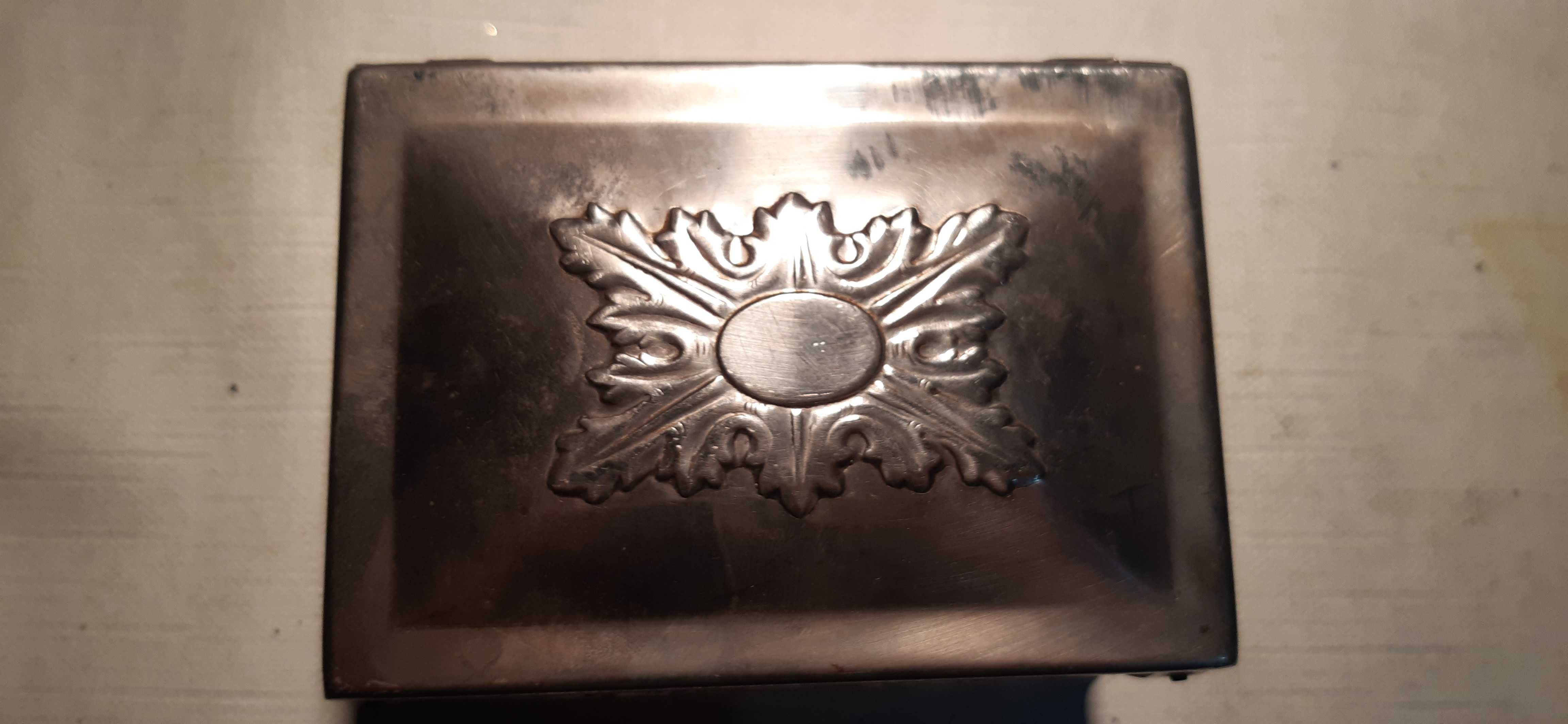 stara metalowa szkatułka ozdobna dla kolekcjonerów prl