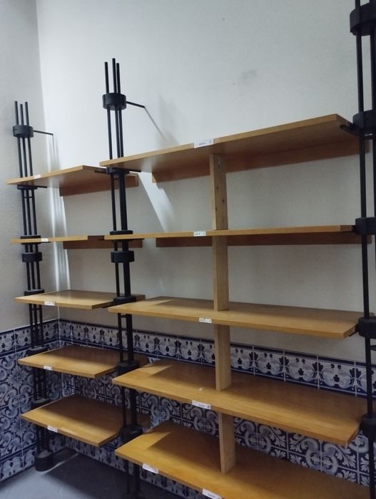 Vendo duas estantes de escritório/loja