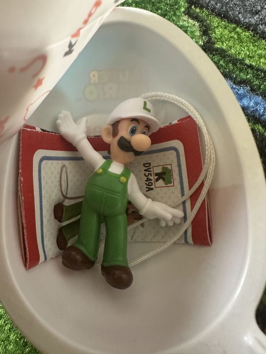 Figurka Luigi z Kinder Joy Super Mario