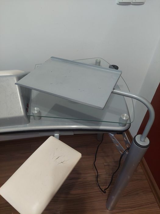 Stół do manicure z lampami i pochłaniaczem pyłu