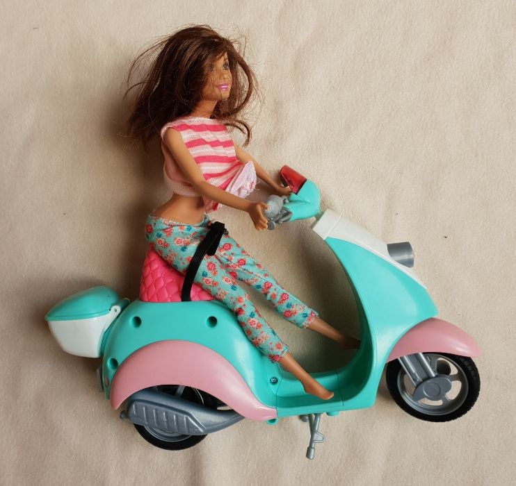 Lalka Barbie na motocyklu