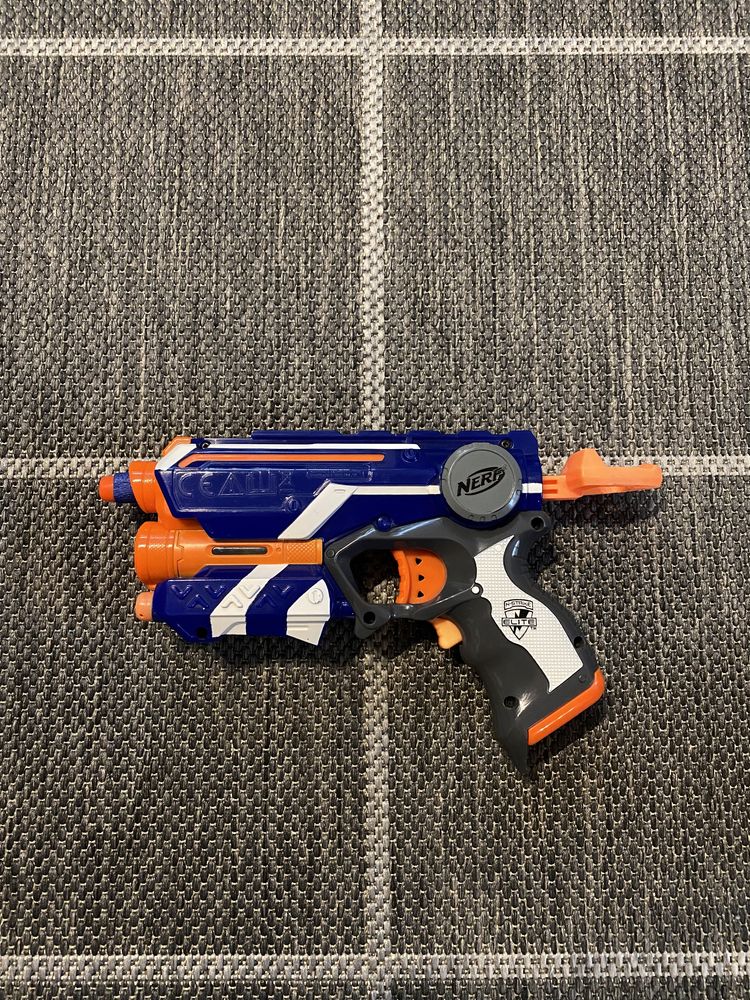 Pistolet NERF Elite Firestrike z ”laserowym” celownikiem