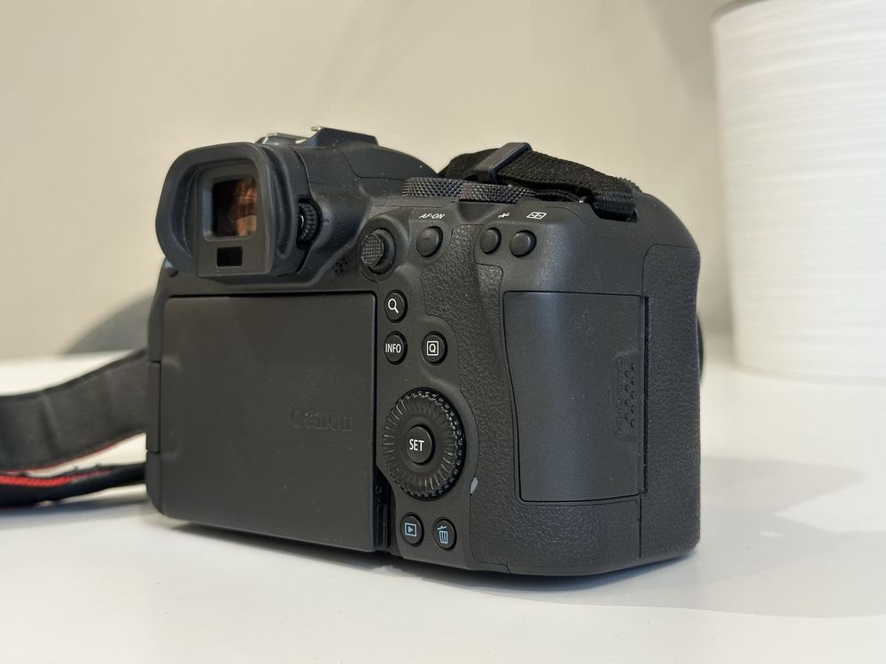 Canon EOS R6 + RF 24-105mm f/4 бездзеркальний фотоапарат