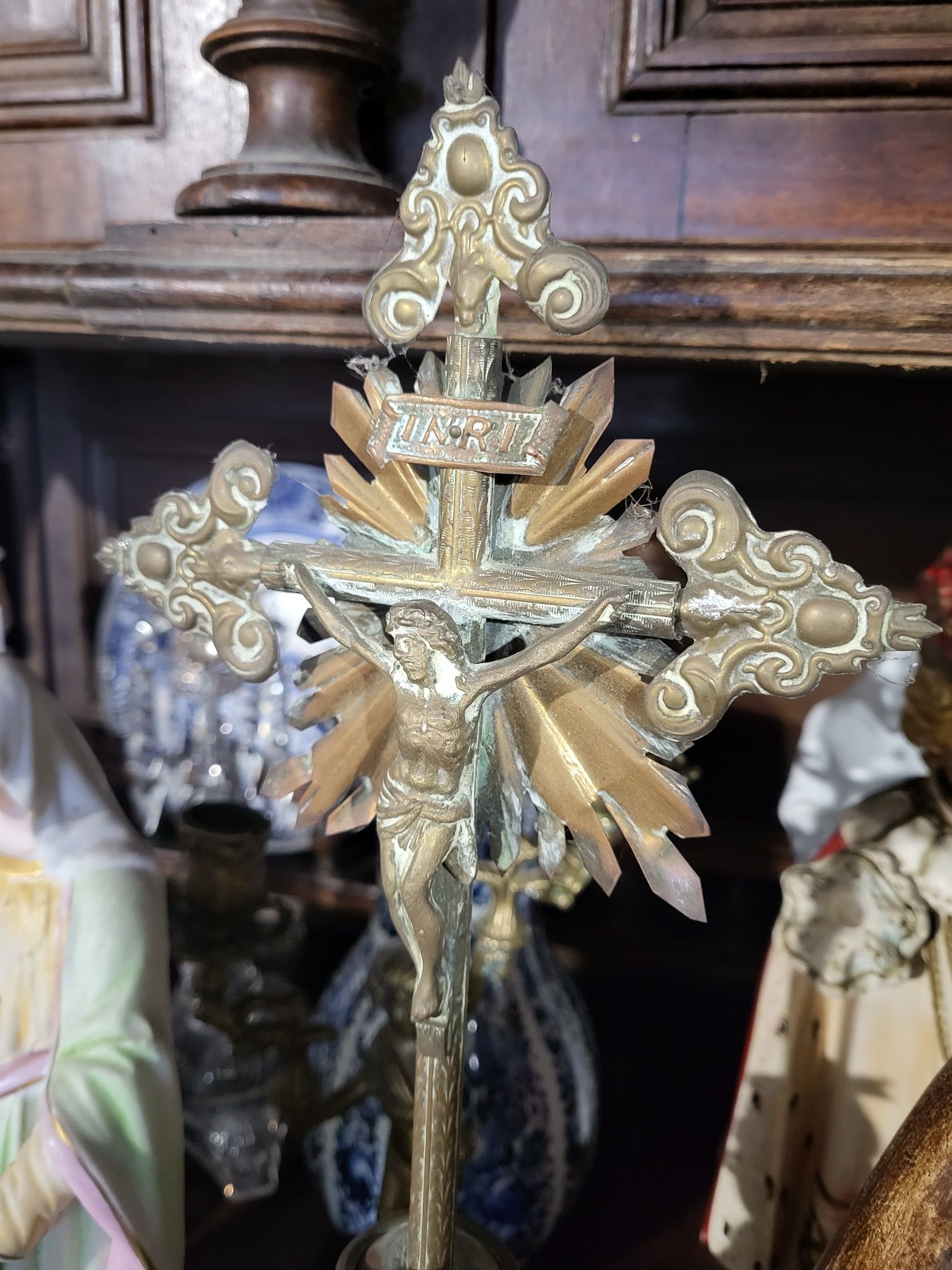 Stara pasyjka wąż u podstawy krzyża krzyż