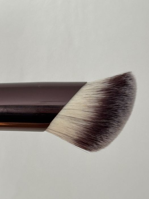 Nowy pędzel do podkładu Hourglass Ambient soft glow foundation brush