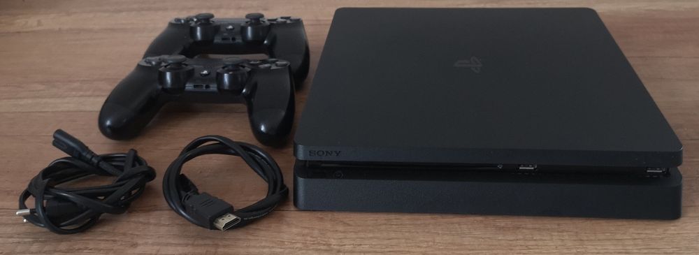 PlayStation 4 slim 1TB +2 pady +gry
