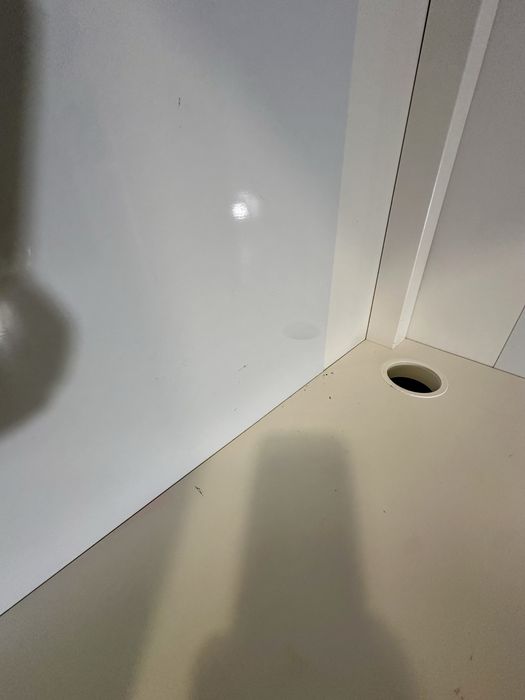 Biurko narożne białe Micke IKEA - magnes