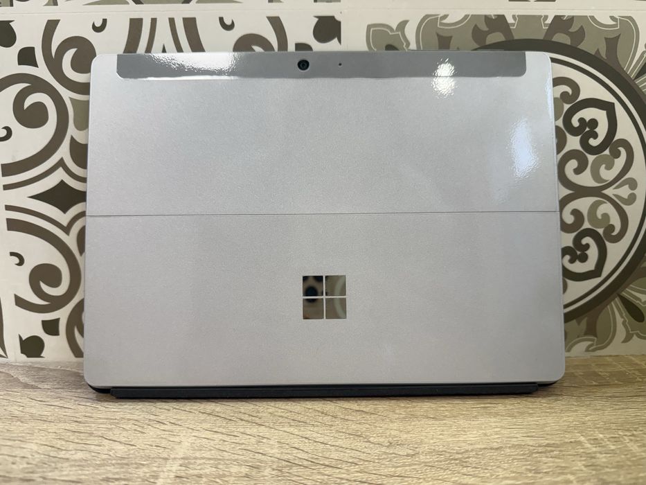 Tablet Microsoft Surface Go 2 jak nowy, z klawiaturą