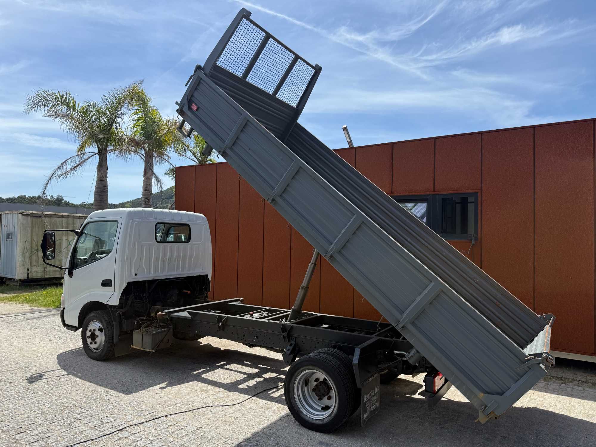 Carrinha Toyota dyna tribasculante