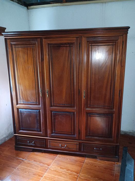Roupeiro três portas com espelho interior em madeira maciça de mogno.