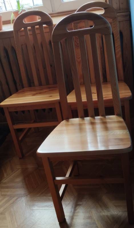 Stół z 4 krzesłami sosnowe.