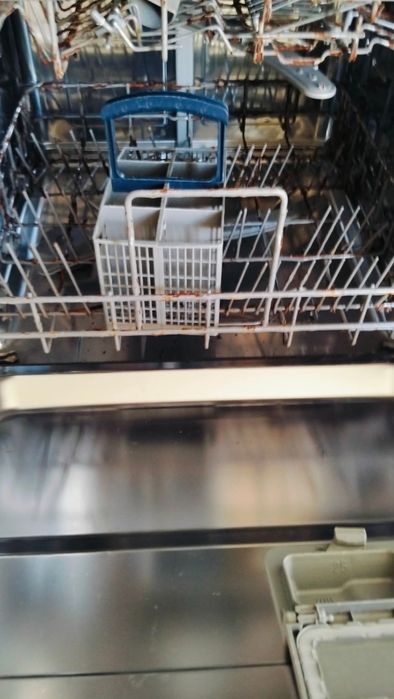 Máquina de loiça Hisenhse
A funcionar 

Problema dela são os