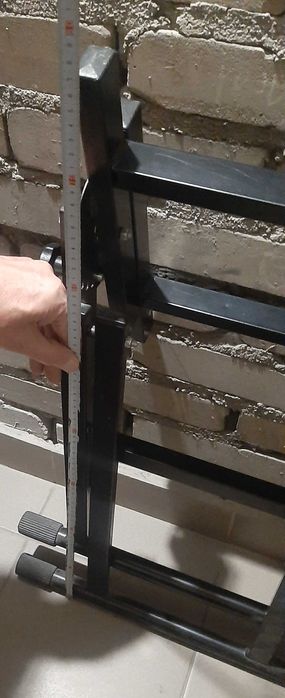 Stelaż  firmy AKMUZ pod odsłuch muzyczny