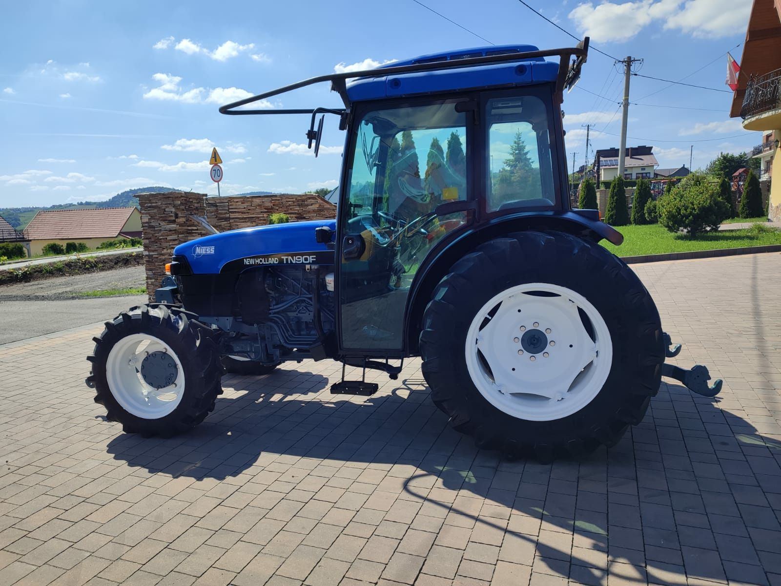 Ciągnik New Holland TN90F sadownik