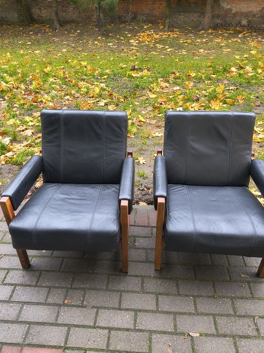 Fotele Vintage -, Retro, ciemne drewno obite skórą czarną