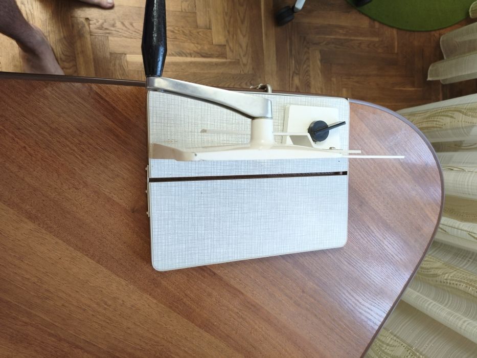 Хліборізка ручна