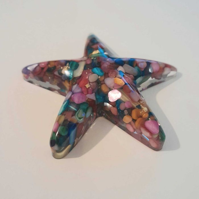 Estrelas do mar e golfinhos em resina e pedra semipreciosa