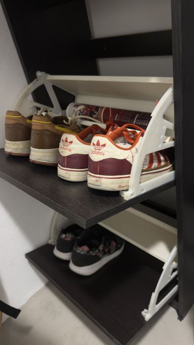 Sapateira castanha IKEA