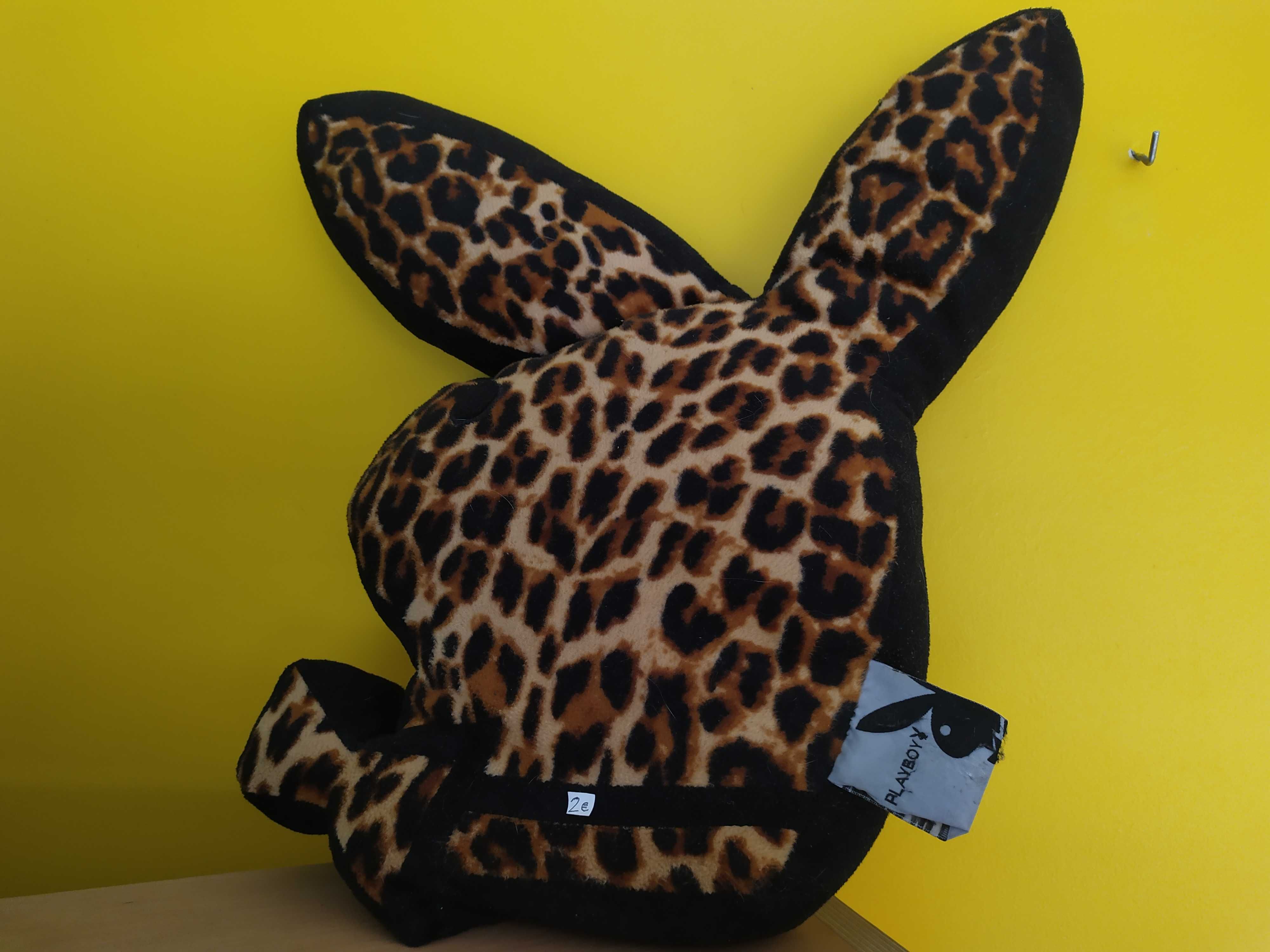 Almofada da marca Playboy com tecido de imitação leopardo.