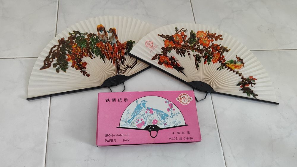 Leques em papel e metal com motivos chineses