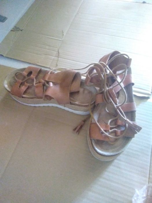 Vários pares sandálias