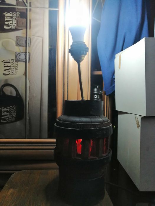 lampa na starej piascie od drewnianego kola w stylu rustykalnym