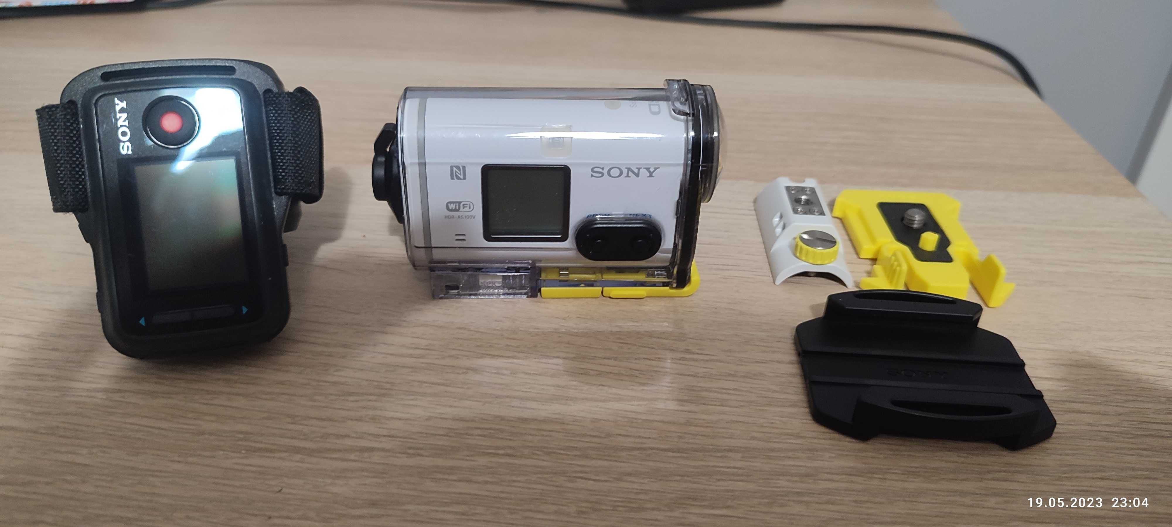 Kamera Sony HDR-AS100V + monitor naręczny + akcesoria