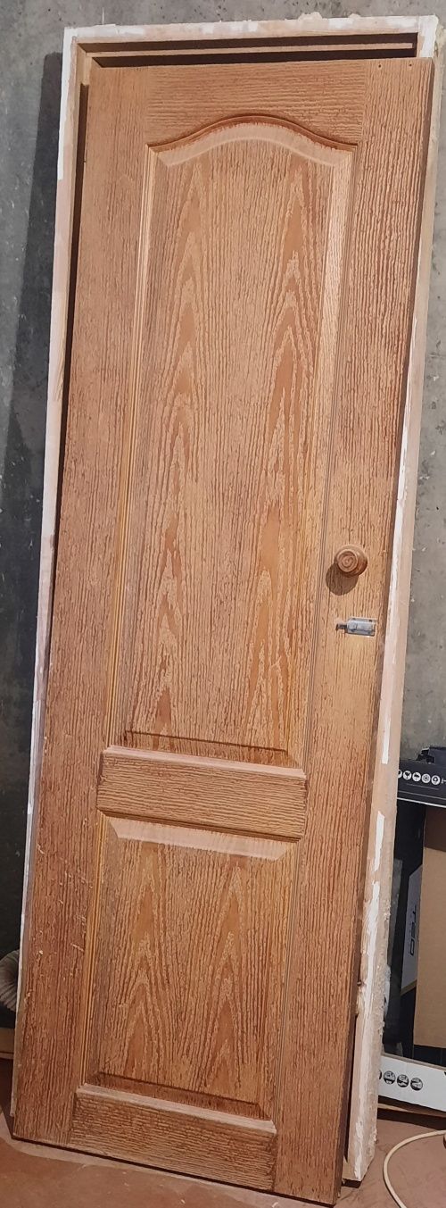Продам троє дверей з коробкою