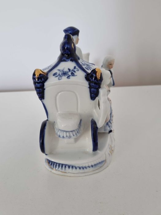 Figurka Kobaltowa Karoca z koniami  Woznica z Damą