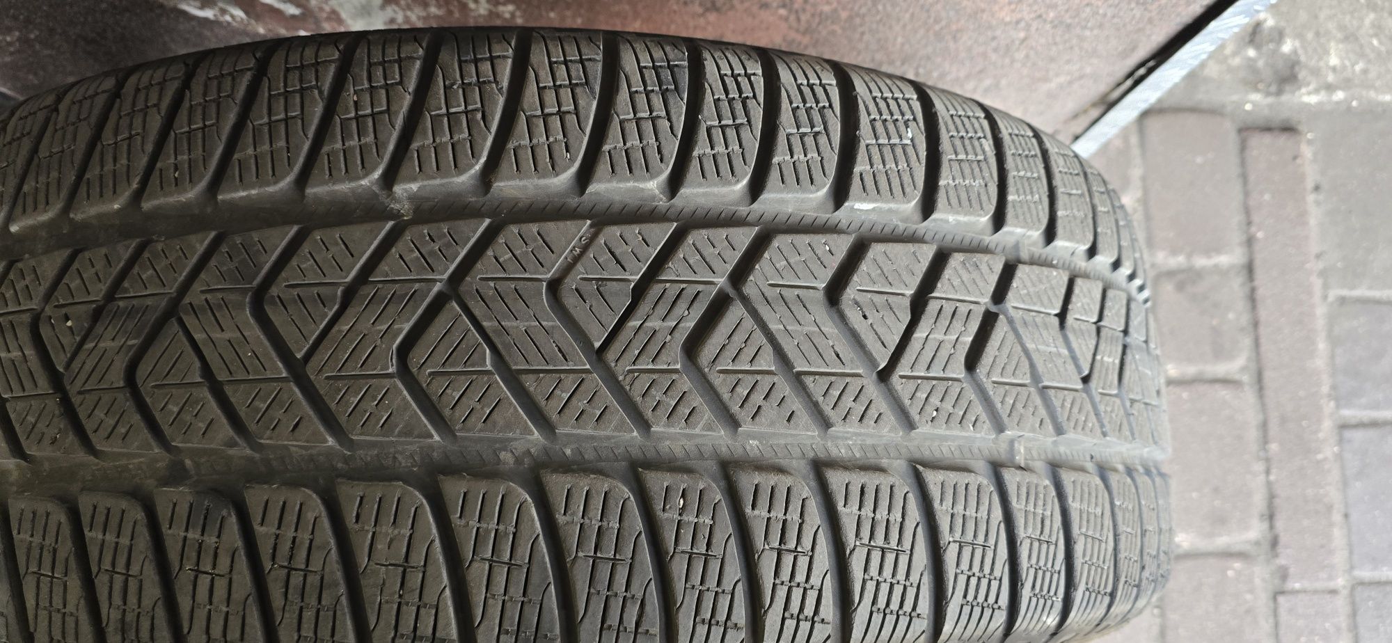 Sprzedam opony zimowe Pirelli scorpion 235/60/18