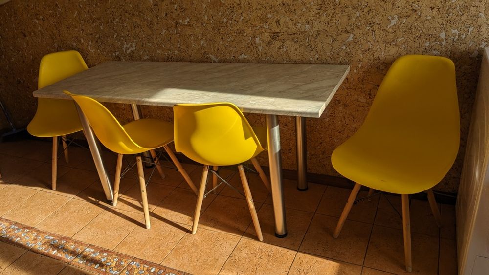 Продам стіл кухонний 60х160см. на металевих ніжках, жовті стільці