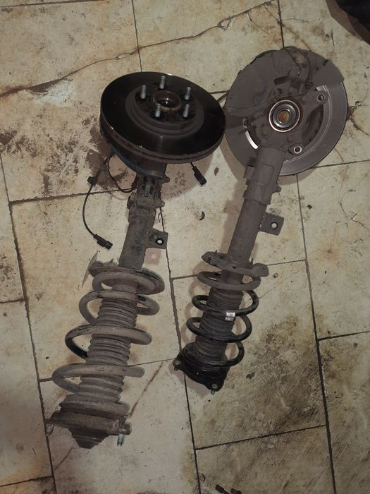 Hyundai Tucson TL Стойка амортизатор кулак цапфа ступица