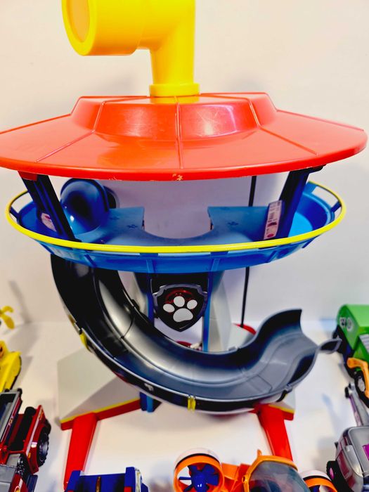 PSI PATROL - Baza Psiego Patrolu + 6 Pojazdów + 6 Figurek