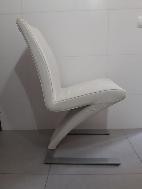 Cadeira branca em pele x6