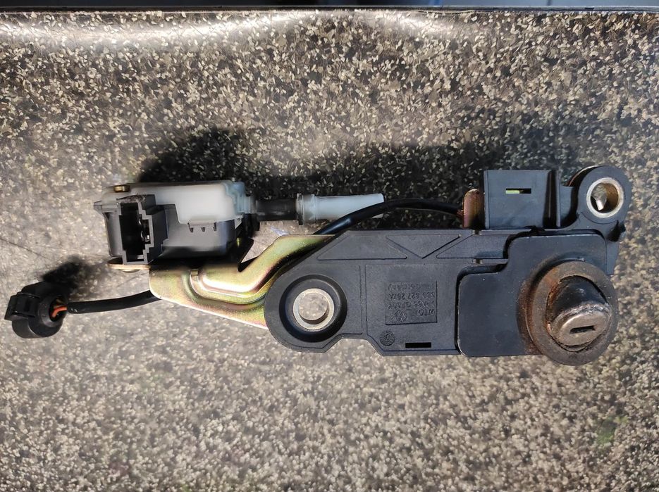 ZAMEK WKŁADKA ZMAKA KLAPY BAGAŻNIKA VW PASSAT B5 FL 3B9827297A WYSYŁKA !!!!