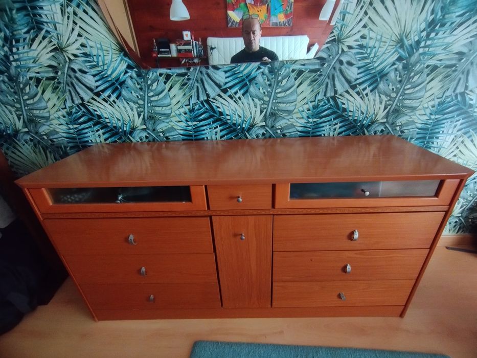 Conjunto de Mobiliário de Quarto em Cerejeira – Cômoda, Camiseiro e 2