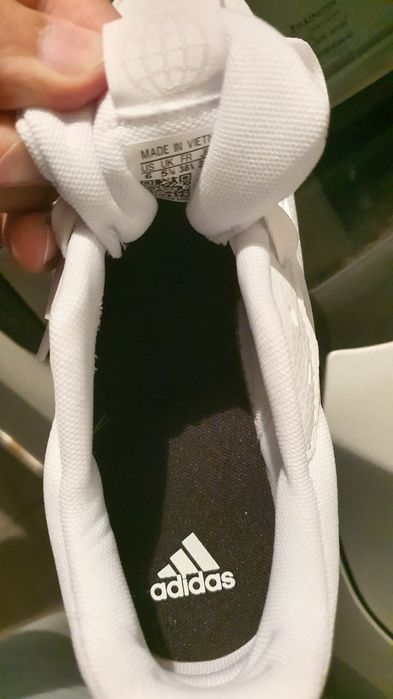 Sapatilhas Adidas, novas na caixa.