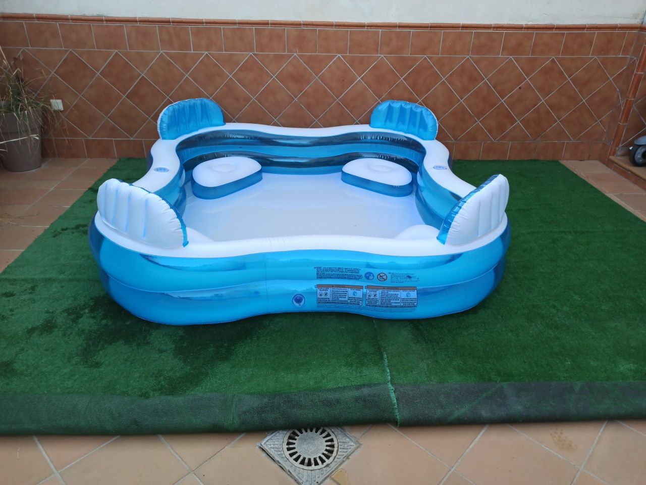 Piscina insuflável com quatro poltronas     229 x 229 x 66 cm     NOVO