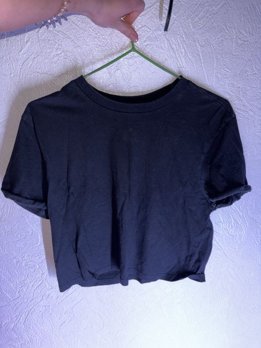 Чорна та зелена футболка stradivarius