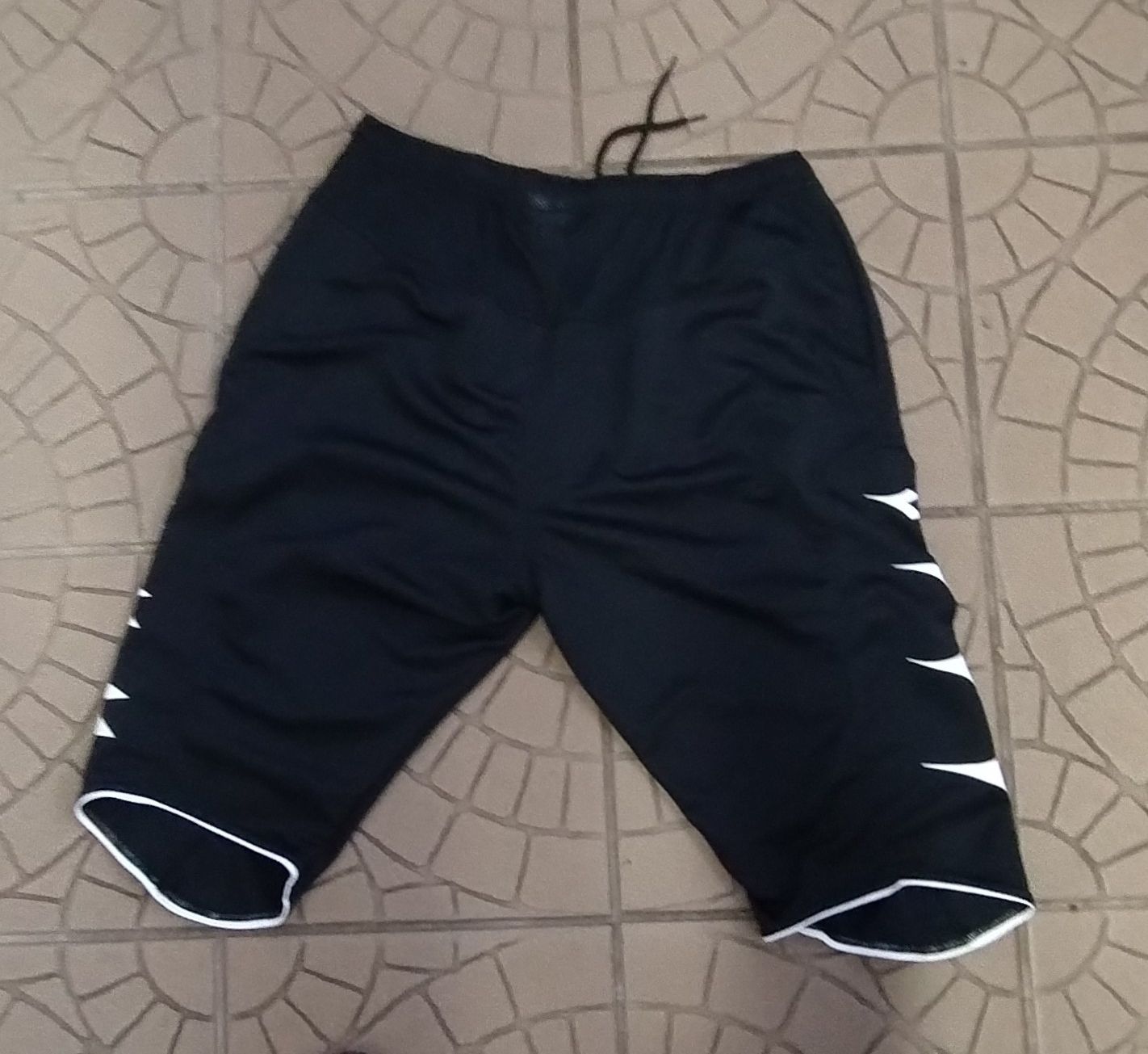 Szorty Diadora Made in Italy  διά δωρέα” (dia-dorea) oznaczaj