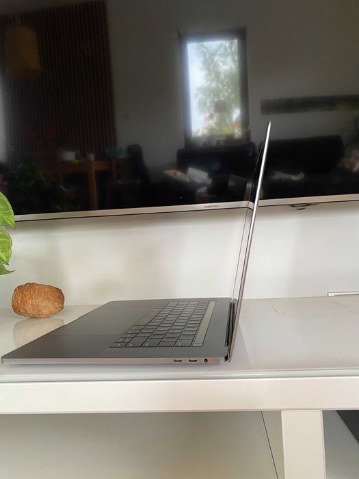 MacBook Pro 15" 2018 | i9 / 32 GB RAM / 512 GB SSD | Stan bdb