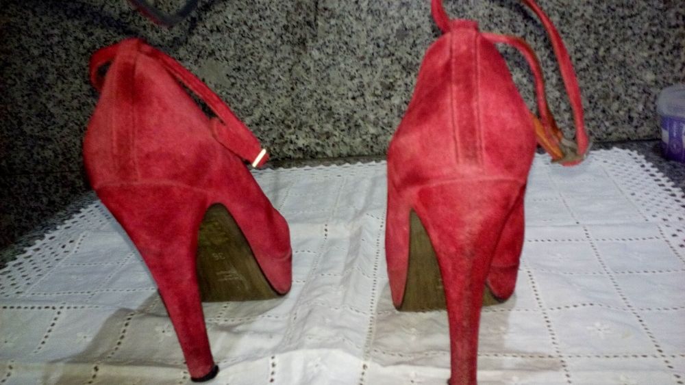 Sapatos vermelhos em pele camurça nº 36