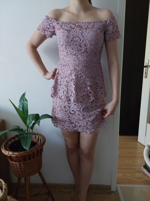 Koronkowa wrzosowa sukienka